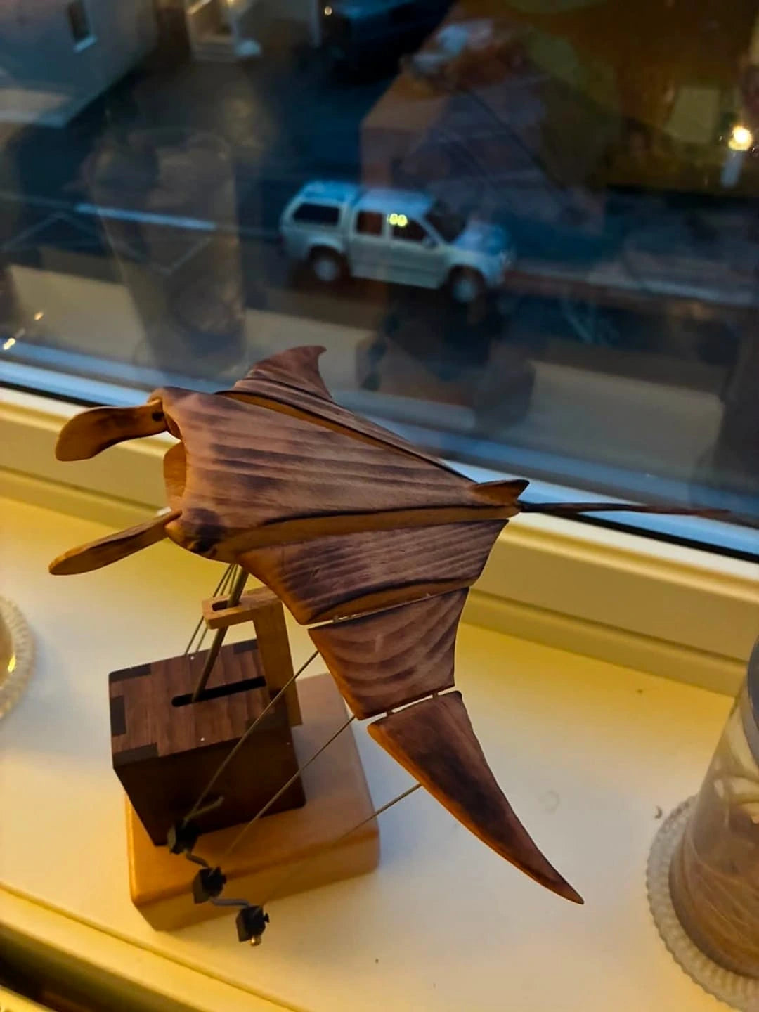 Manta ray automaton by a window